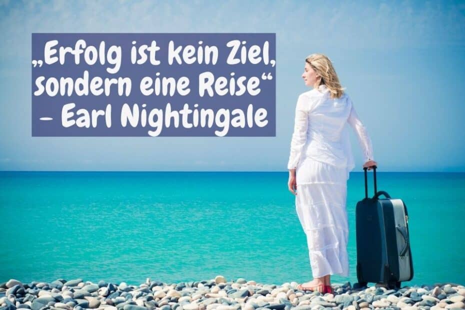 Donna con una valigia sul mare azzurro con il detto: "Il successo non è una destinazione, è un viaggio" - Earl Nightingale