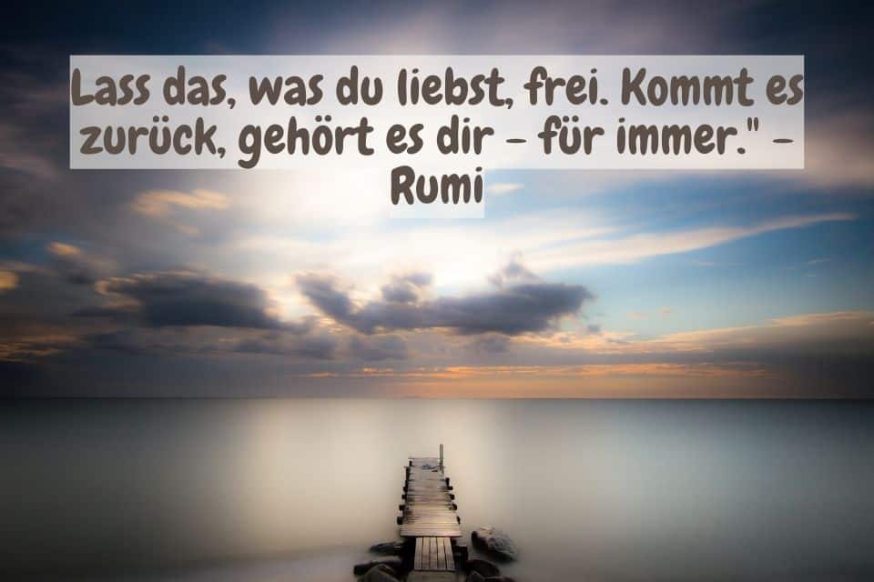 Steg auf dem See und Zitat: Lass das, was du liebst, frei. Kommt es zurück, gehört es dir - für immer." - Rumi