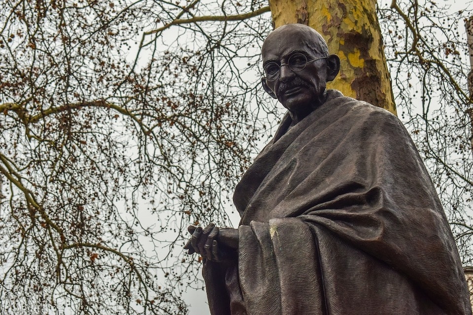 Statue von Mahatma Gandhi - 43 Mahatma Gandhi Zitate