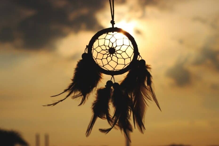 Ein traumfänger bei Sonnenuntergang - 9 Indianer Zitate - eine Belohnung fürs Leben