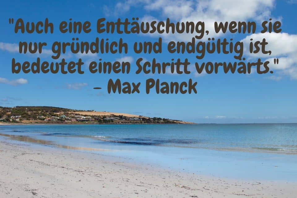 Meer Küste mit blauem Himmel und Zitat: "Auch eine Enttäuschung, wenn sie nur gründlich und endgültig ist, bedeutet einen Schritt vorwärts." - Max Planck