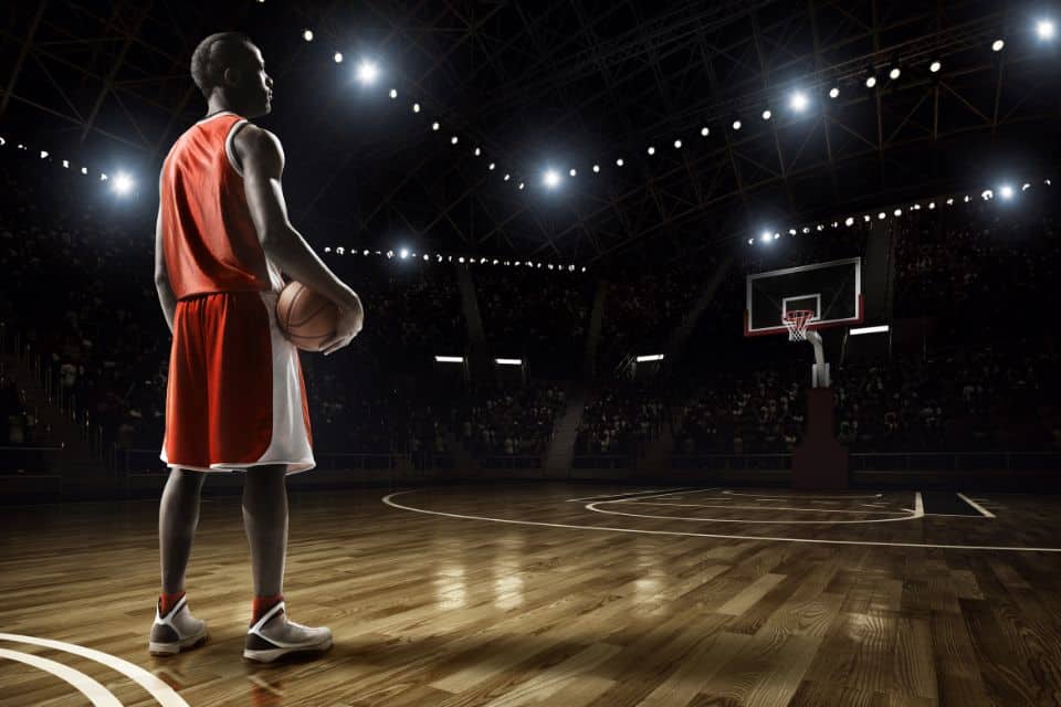 Mann mit Basketball in der Halle