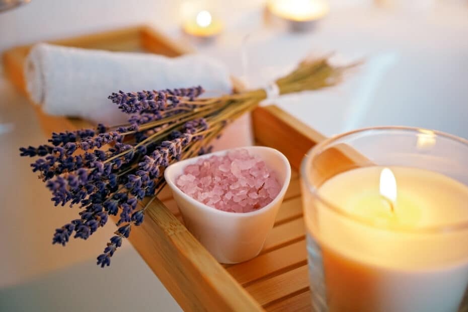 Getrockneter Lavendel, Badesalz und Kerzenlicht - Bei Neumond loslassen Neuanfang Rituale