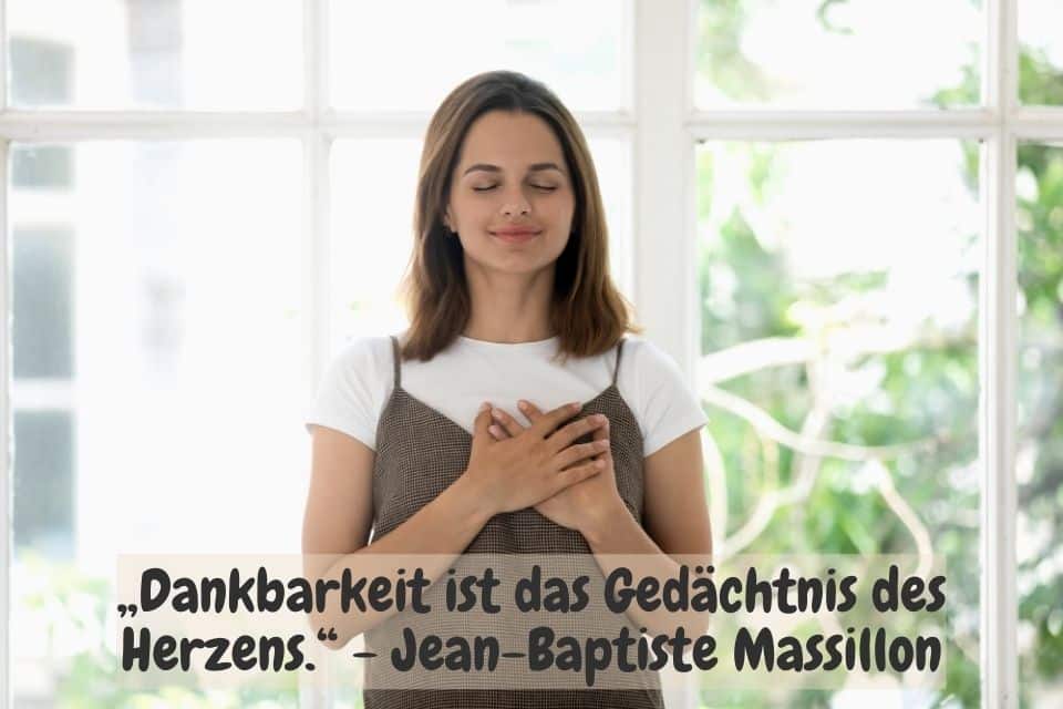 Frau hält sich beide Hände dankend über ihr Herz. Spruch: „Dankbarkeit ist das Gedächtnis des Herzens.“ - Jean-Baptiste Massillon