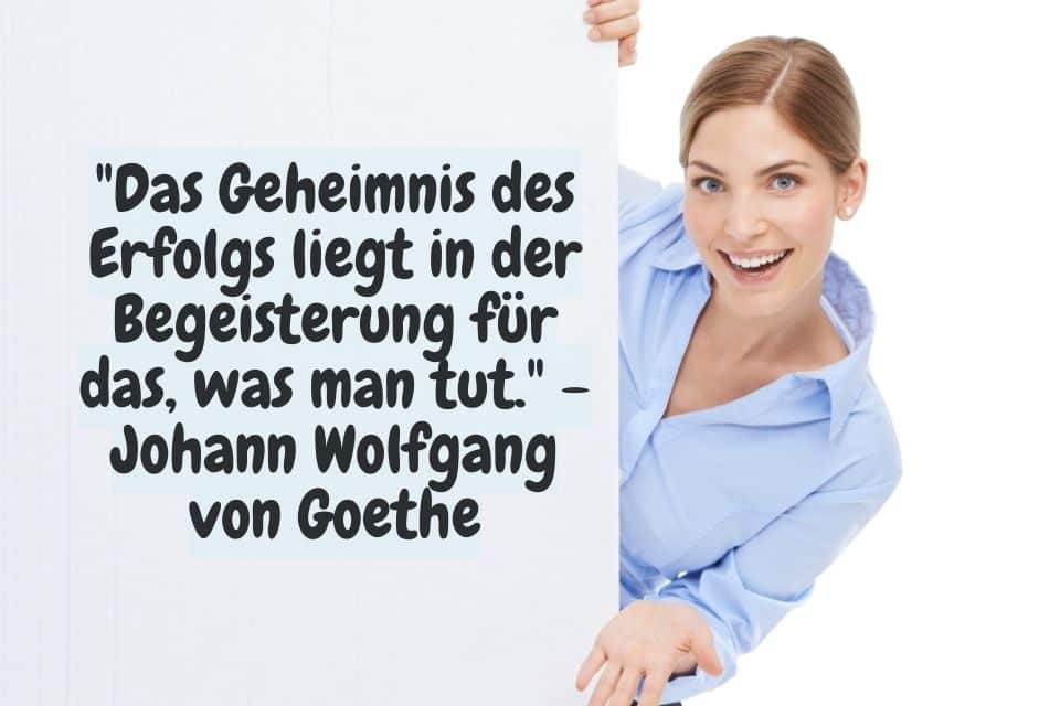 Begeisterte Frau mit Zitat: "Das Geheimnis des Erfolgs liegt in der Begeisterung für das, was man tut." - Johann Wolfgang von Goethe