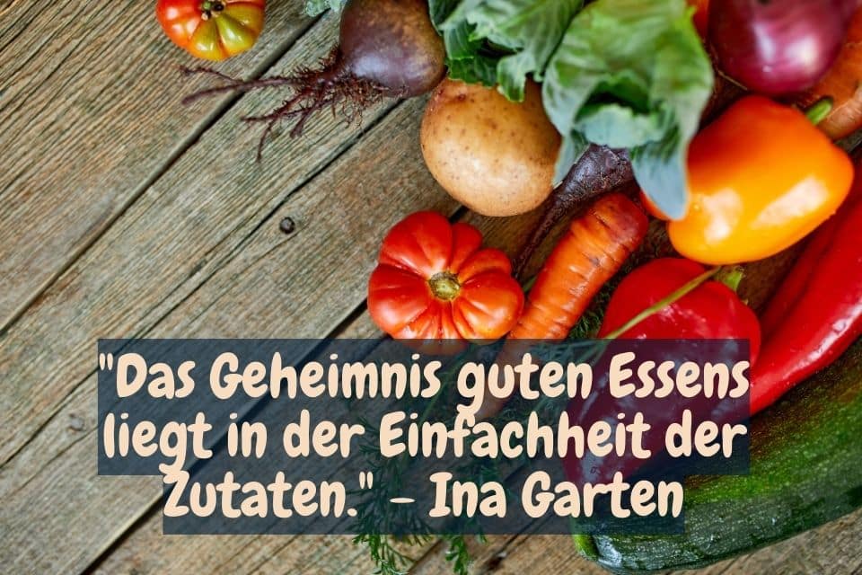 Verschiedenes Gemüse auf dem Tisch und Zitat: "Das Geheimnis guten Essens liegt in der Einfachheit der Zutaten." - Ina Garten