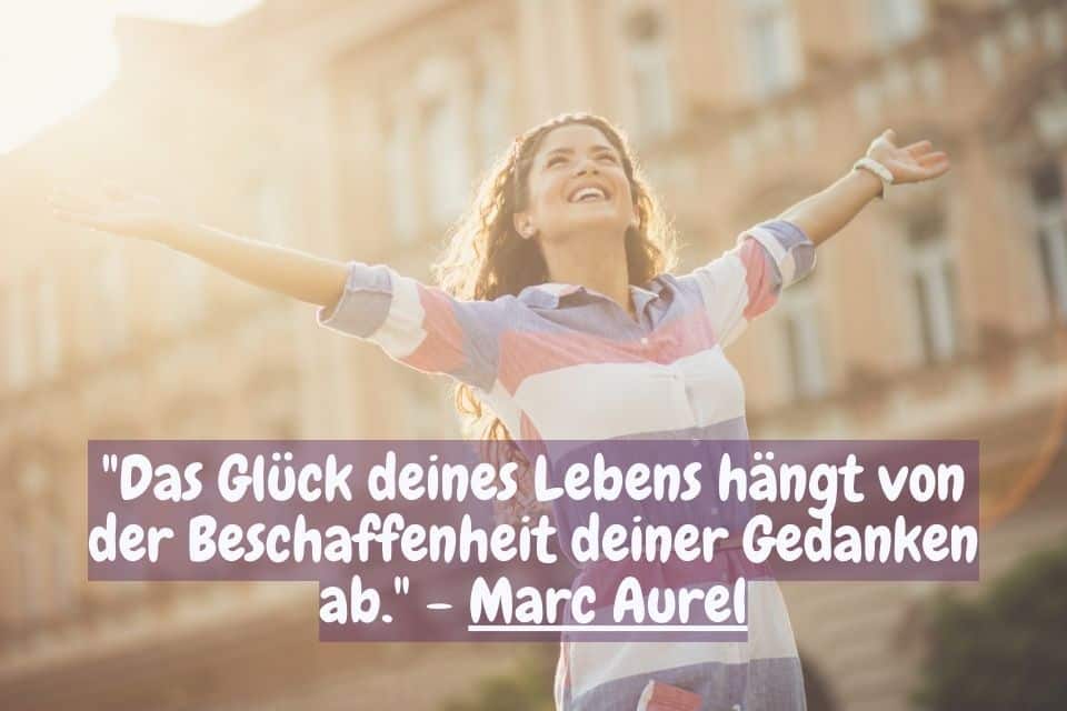 Glückliche Frau mit Zitat: "Das Glück deines Lebens hängt von der Beschaffenheit deiner Gedanken ab." - Marc Aurel