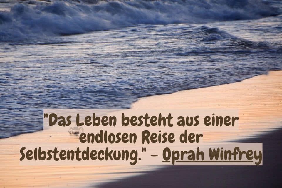 Meer, Strand und Zitat: "Das Leben besteht aus einer endlosen Reise der Selbstentdeckung." - Oprah Winfrey