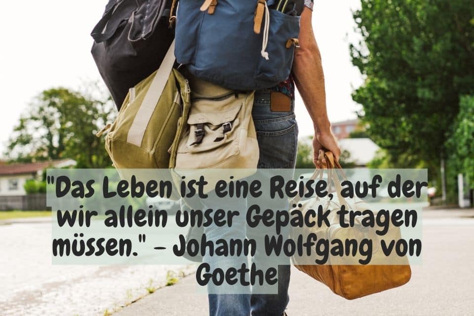 Mann mit viel Gepäck und Zitat: "Das Leben ist eine Reise, auf der wir allein unser Gepäck tragen müssen." - Johann Wolfgang von Goethe