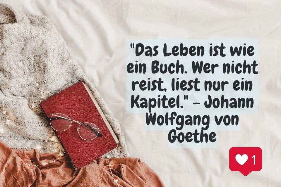Schal, Brille, Buch und Zitat: "Das Leben ist wie ein Buch. Wer nicht reist, liest nur ein Kapitel." - Johann Wolfgang von Goethe