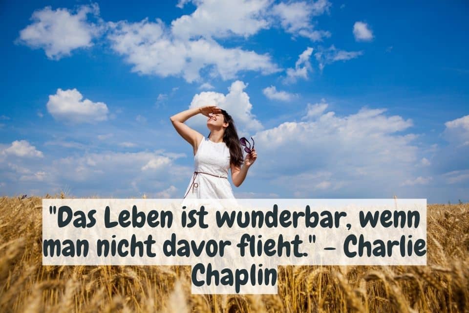 Glückliche Frau im Getreidefeld. Zitat: "Das Leben ist wunderbar, wenn man nicht davor flieht." - Charlie Chaplin