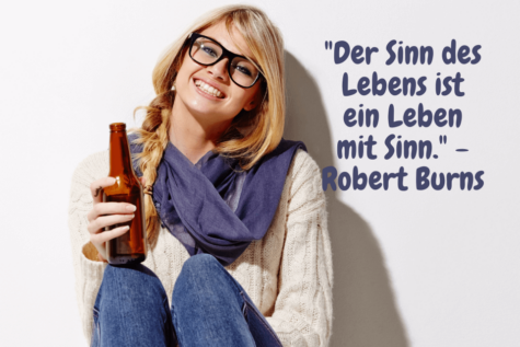 Eine Frau sitzt lachend am Boden und hat eine Flasche Bier in der Hand. Das Leben leben, mit diesen 5 Tipps "Der Sinn des Lebens ist ein Leben mit Sinn." - Robert Burns