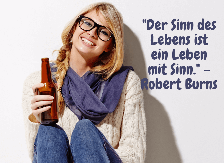 Eine Frau sitzt lachend am Boden und hat eine Flasche Bier in der Hand. Das Leben leben, mit diesen 5 Tipps "Der Sinn des Lebens ist ein Leben mit Sinn." - Robert Burns