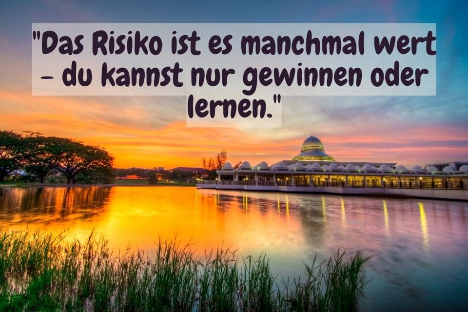 Sonnenuntergang am Flusslauf und Spruch: "Das Risiko ist es manchmal wert - du kannst nur gewinnen oder lernen."