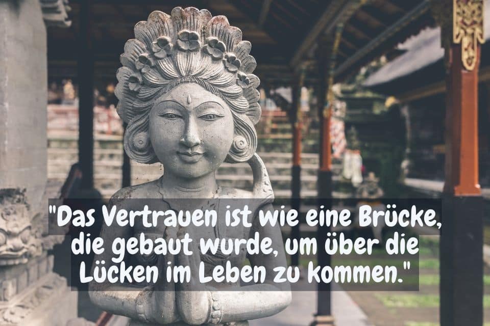 Buddha Statue mit Zitat: "Das Vertrauen ist wie eine Brücke, die gebaut wurde, um über die Lücken im Leben zu kommen."