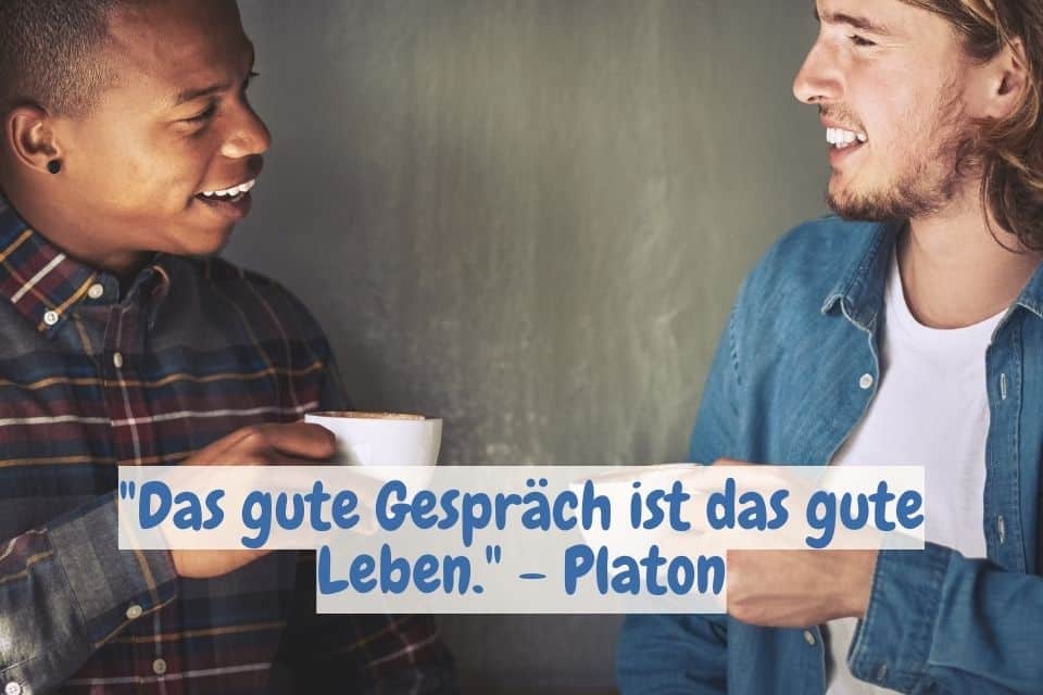 Zwei Männer unterhalten sich. Zitat: "Das gute Gespräch ist das gute Leben." - Platon