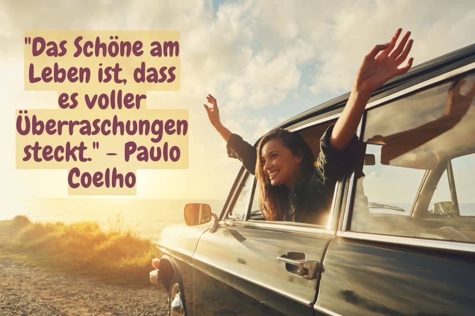 Frau streckt Kopf aus fahrendem Auto. Zitat: "Das Schöne am Leben ist, dass es voller Überraschungen steckt." - Paulo Coelho