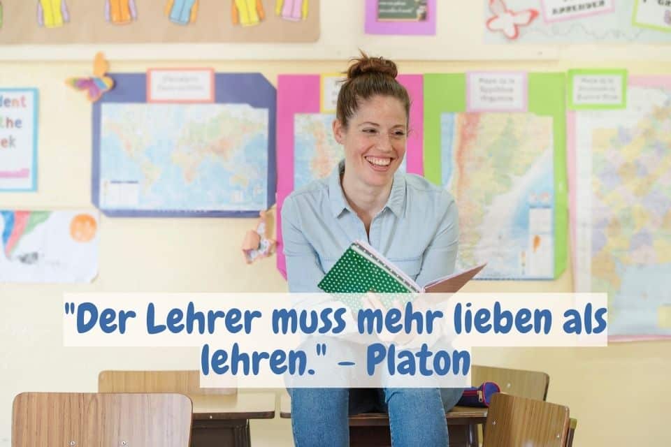 Lachende Lehrerin und Zitat: "Der Lehrer muss mehr lieben als lehren." - Platon