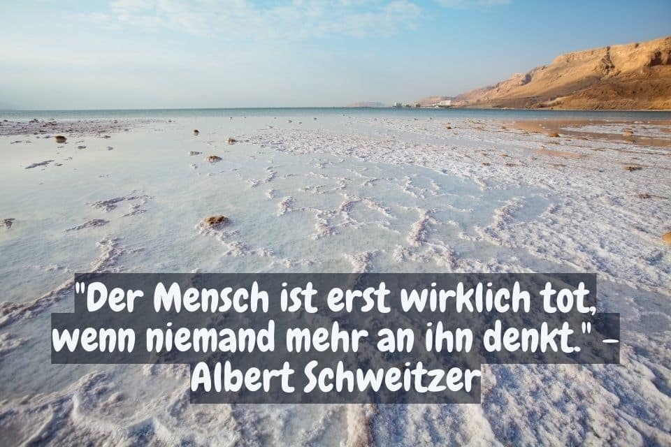 Sandig salziger Strand und Zitat: "Der Mensch ist erst wirklich tot, wenn niemand mehr an ihn denkt." - Albert Schweitzer