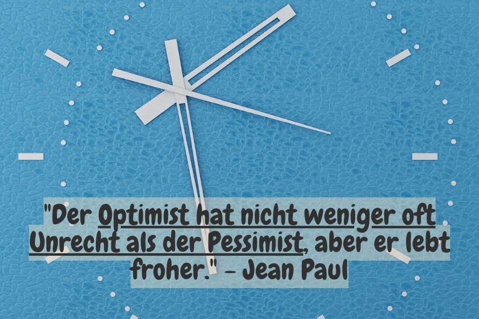 Hellblaues Ziffernblatt und Zitat:"Der Optimist hat nicht weniger oft Unrecht als der Pessimist, aber er lebt froher." - Jean Paul