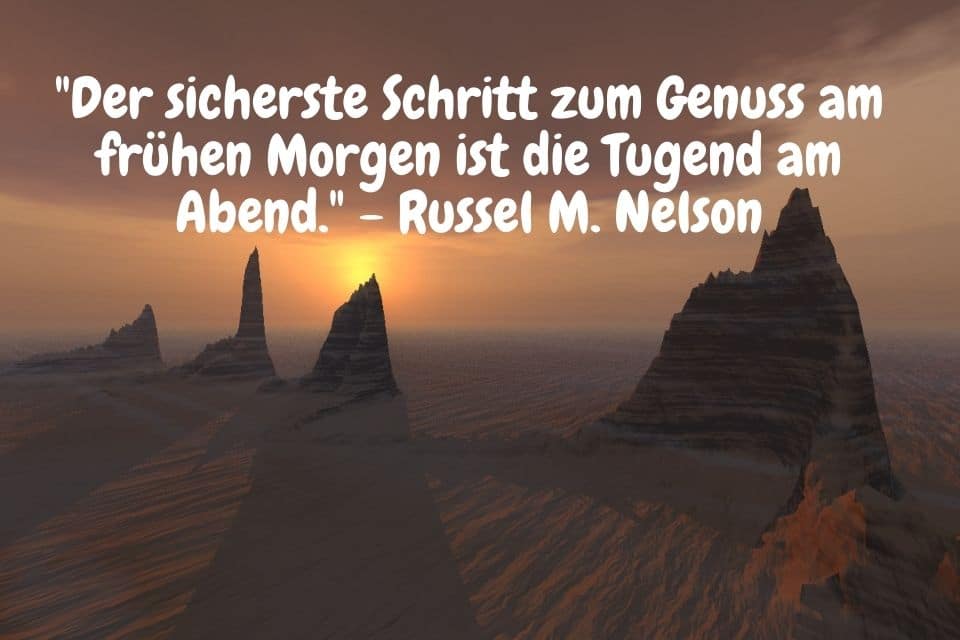 Abenddämmerung in der Wüste mit Spruch: "Der sicherste Schritt zum Genuss am frühen Morgen ist die Tugend am Abend." - Russel M. Nelson