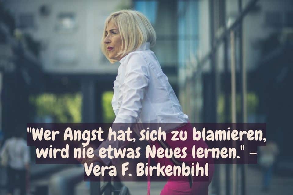 Frau stützt sich am Geländer und Zitat: "Wer Angst hat, sich zu blamieren, wird nie etwas Neues lernen." - Vera F. Birkenbihl