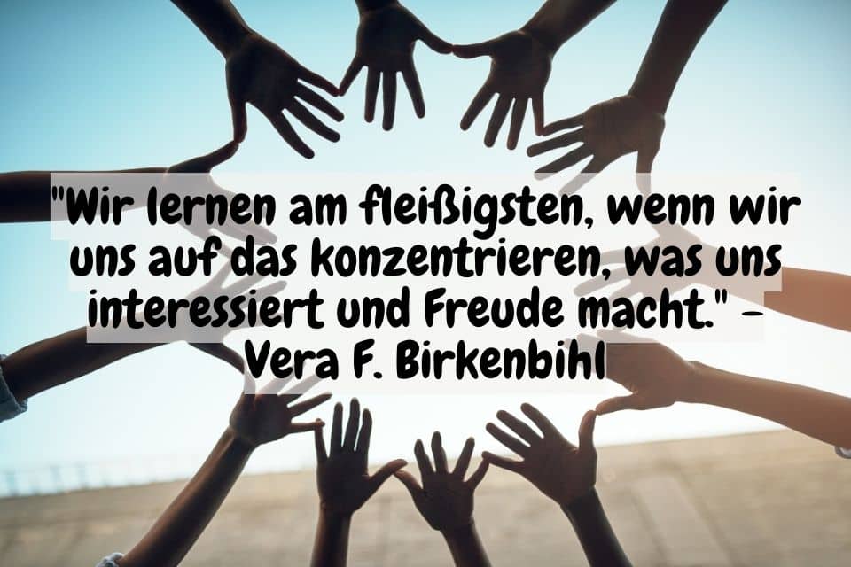 Vera F. Birkenbihl 的 20 条最佳名言。 “当我们专注于我们感兴趣并带给我们快乐的事情时，我们学习得最勤奋。” - Vera F. Birkenbihl
