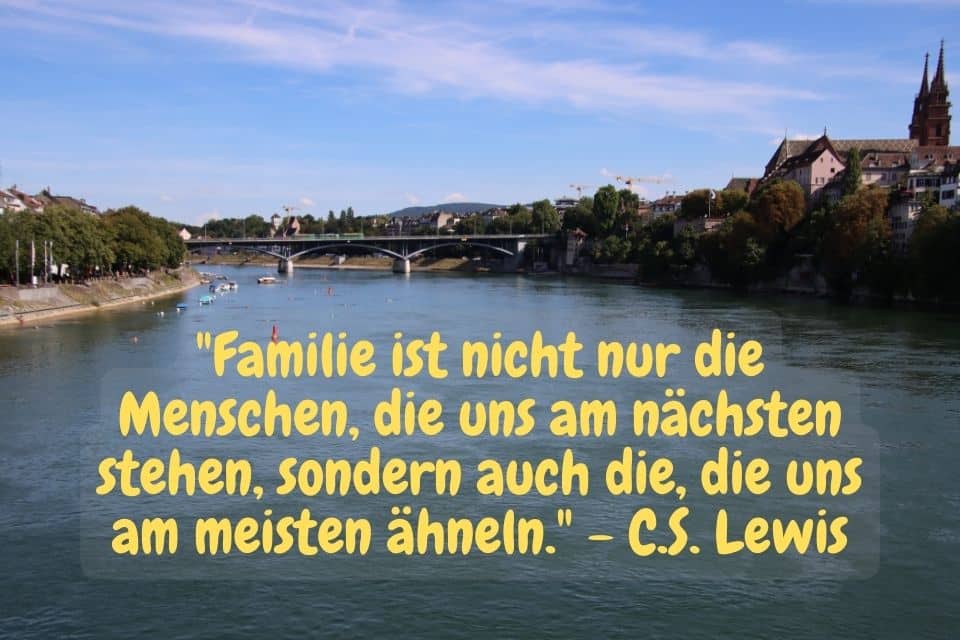 Blick auf den Rhein in Basel und Familienzitat: "Familie ist nicht nur die Menschen, die uns am nächsten stehen, sondern auch die, die uns am meisten ähneln." - C.S. Lewis