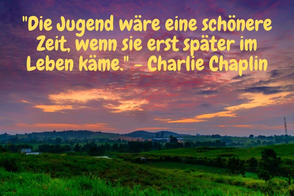 Stimmungsvoller Sonnenuntergang mit Blick auf Bergkette - Zitat: Die Jugend wäre eine schönere Zeit, wenn sie erst später im Leben käme. - Charlie Chaplin