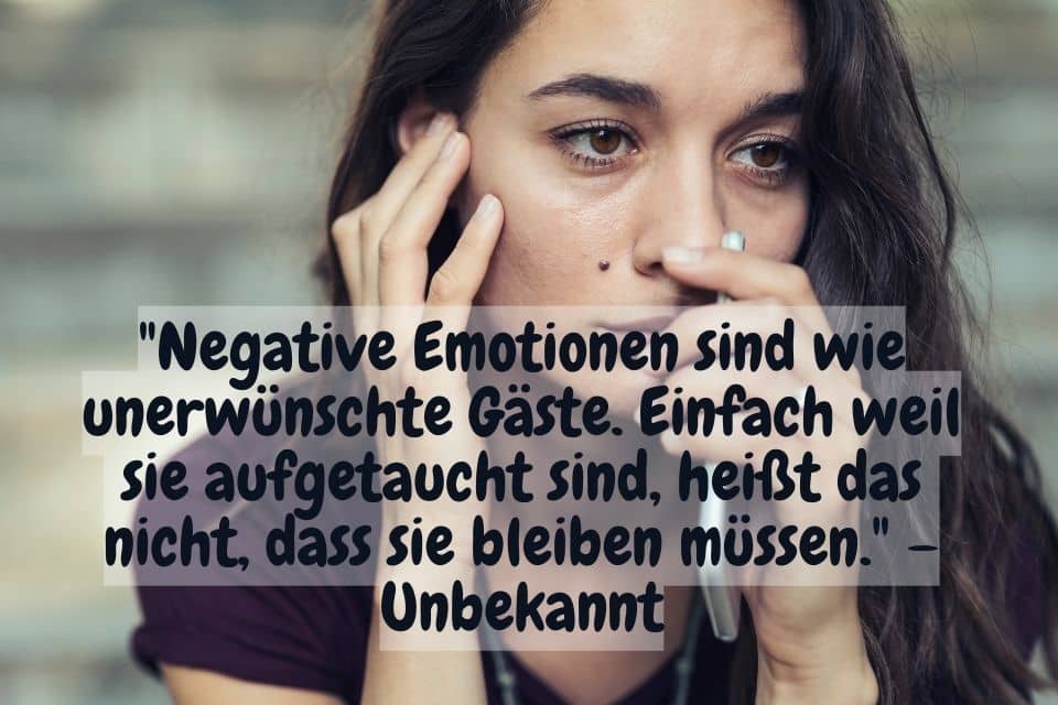 Eine Frau hat negative Emotionen und Zitat: "Negative Emotionen sind wie unerwünschte Gäste. Einfach weil sie aufgetaucht sind, heißt das nicht, dass sie bleiben müssen." – Unbekannt
