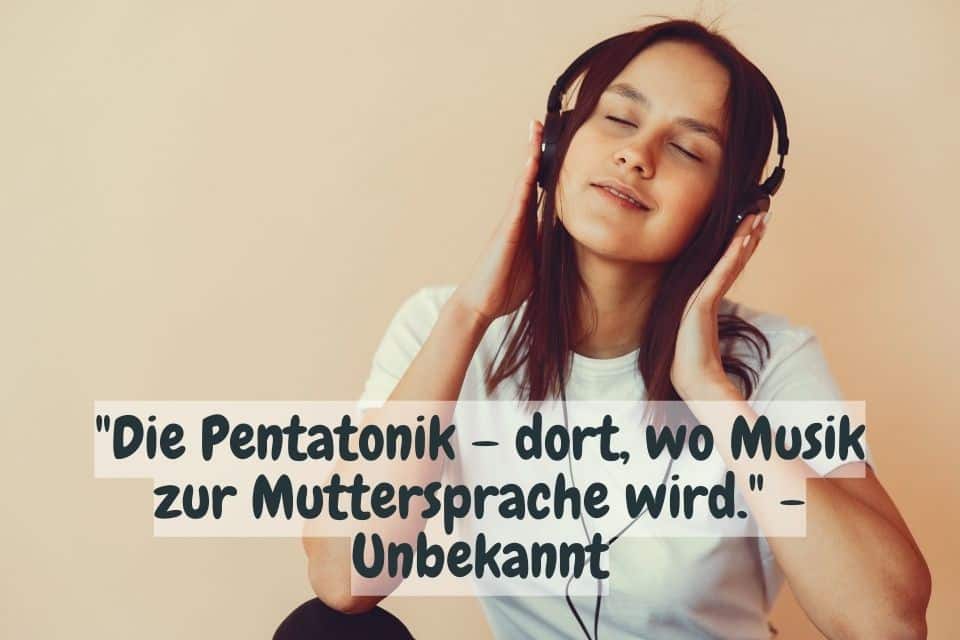 Frau mit Kopfhörer und Spruch: "Die Pentatonik – dort, wo Musik zur Muttersprache wird." - Unbekannt