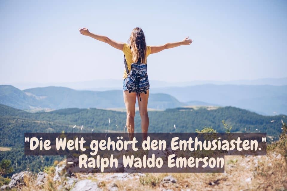 Frau streckt ihre Arme in die Höhe. Zitat: "Die Welt gehört den Enthusiasten." - Ralph Waldo Emerson