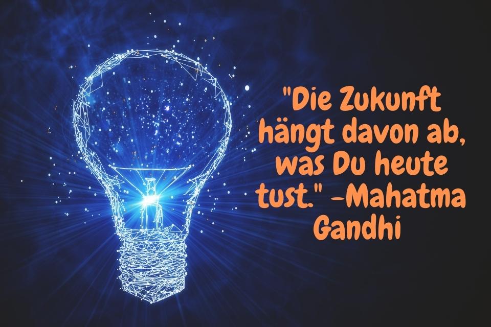 Eine Glühbirne mit dem Zitat - "Die Zukunft hängt davon ab, was Du heute tust." -Mahatma Gandhi