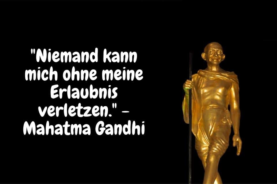 Gandhi Statue mit: Die besten Gandhi Zitate - "Niemand kann mich ohne meine Erlaubnis verletzen." - Mahatma Gandhi