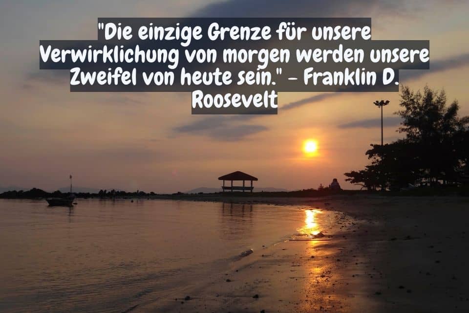 Sonnenuntergang an der Küste und Zitat: "Die einzige Grenze für unsere Verwirklichung von morgen werden unsere Zweifel von heute sein." - Franklin D. Roosevelt
