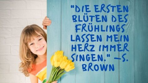 Strahlendes Mädchen Frühling Zitat - Die ersten Blüten des Frühlings lassen mein Herz immer singen. -S. Brown