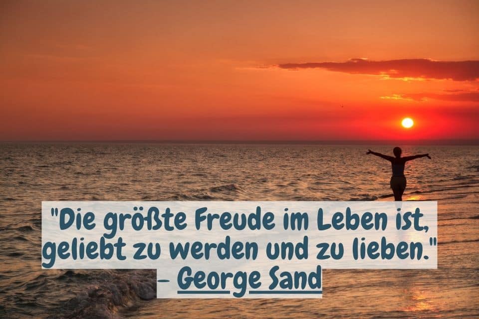Sonnenaufgang am Meer und Zitat: "Die größte Freude im Leben ist, geliebt zu werden und zu lieben." - George Sand