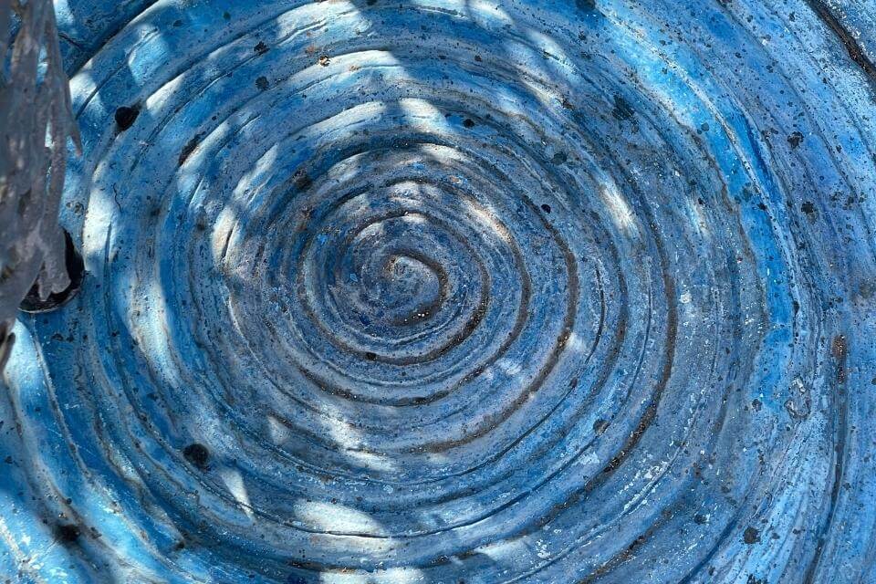 eine blaue Spirale aus Ton