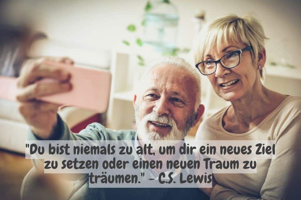 Älteres Paar macht ein Selfie und Zitat: "Du bist niemals zu alt, um dir ein neues Ziel zu setzen oder einen neuen Traum zu träumen." - C.S. Lewis