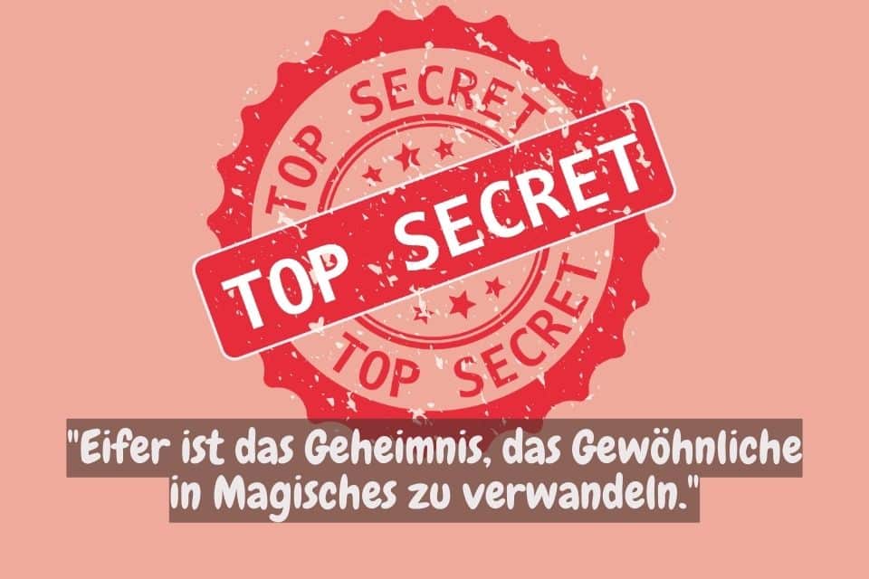 Das Bild zeigt einen roten "TOP SECRET"-Stempel auf einem rosa Hintergrund mit dem Zitat: "Eifer ist das Geheimnis, das Gewöhnliche in Magisches zu verwandeln."