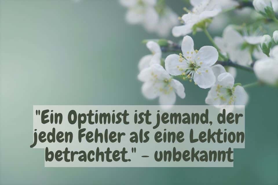 Frühlingsblüte mit Zitat: "Ein Optimist ist jemand, der jeden Fehler als eine Lektion betrachtet." - unbekannt