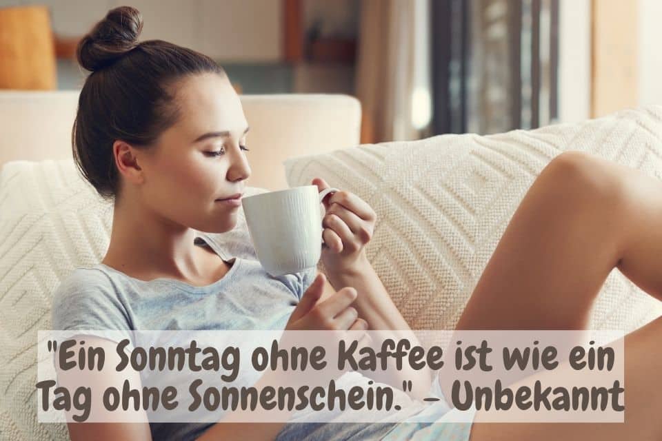 Frau auf Sofa trinkt Kaffee. Zitat: "Ein Sonntag ohne Kaffee ist wie ein Tag ohne Sonnenschein." - Unbekannt