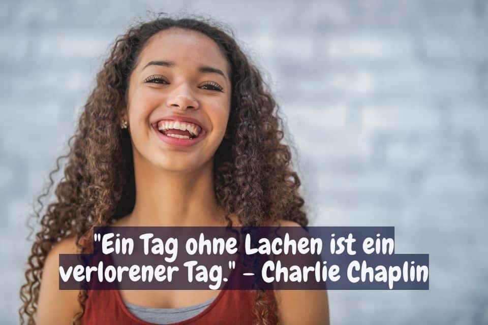 Lachende junge hübsche Frau und Zitat: "Ein Tag ohne Lachen ist ein verlorener Tag." - Charlie Chaplin