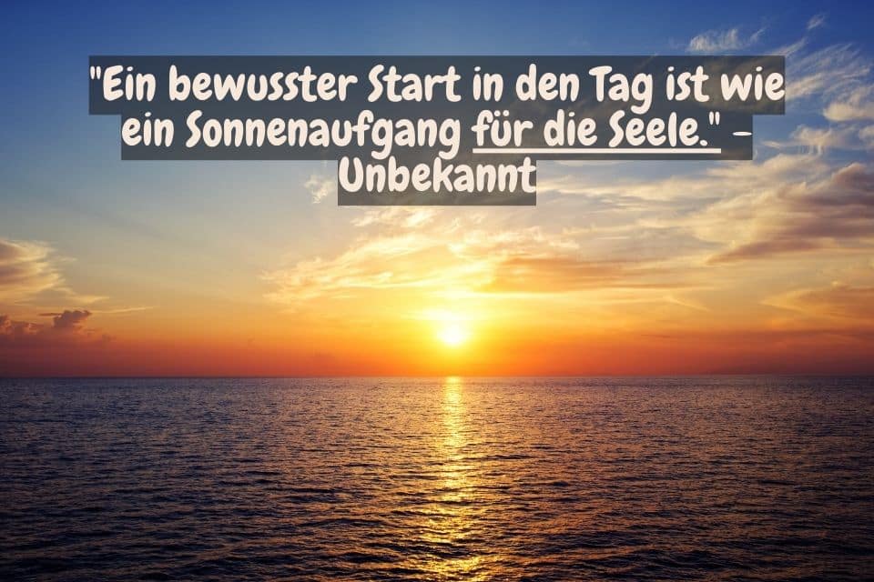 Schöner Sonnenaufgang am Meer mit Spruch: "Ein bewusster Start in den Tag ist wie ein Sonnenaufgang für die Seele." - Unbekannt