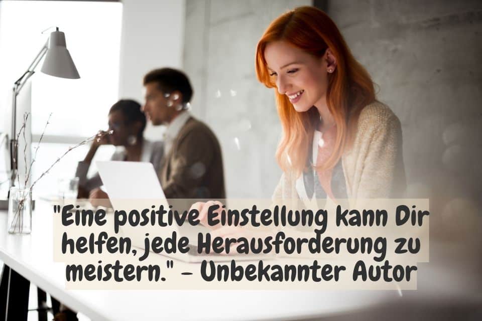 Eine glückliche Frau am Arbeitsplatz. Zitat: "Eine positive Einstellung kann Dir helfen, jede Herausforderung zu meistern." - Unbekannter Autor