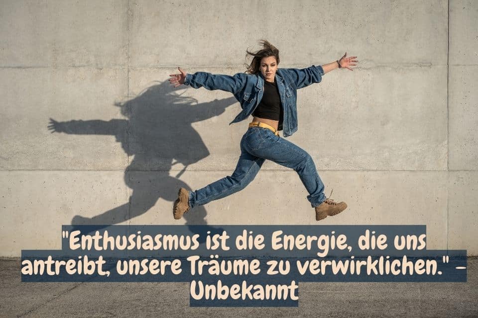 Frau springt in die Höhe. Zitat: "Enthusiasmus ist die Energie, die uns antreibt, unsere Träume zu verwirklichen." - Unbekannt