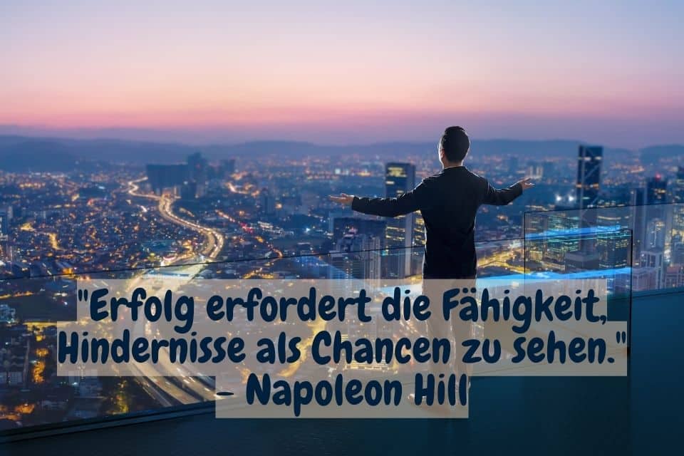 Mann schaut über eine Stadt und Zitat: "Erfolg erfordert die Fähigkeit, Hindernisse als Chancen zu sehen." - Napoleon Hill