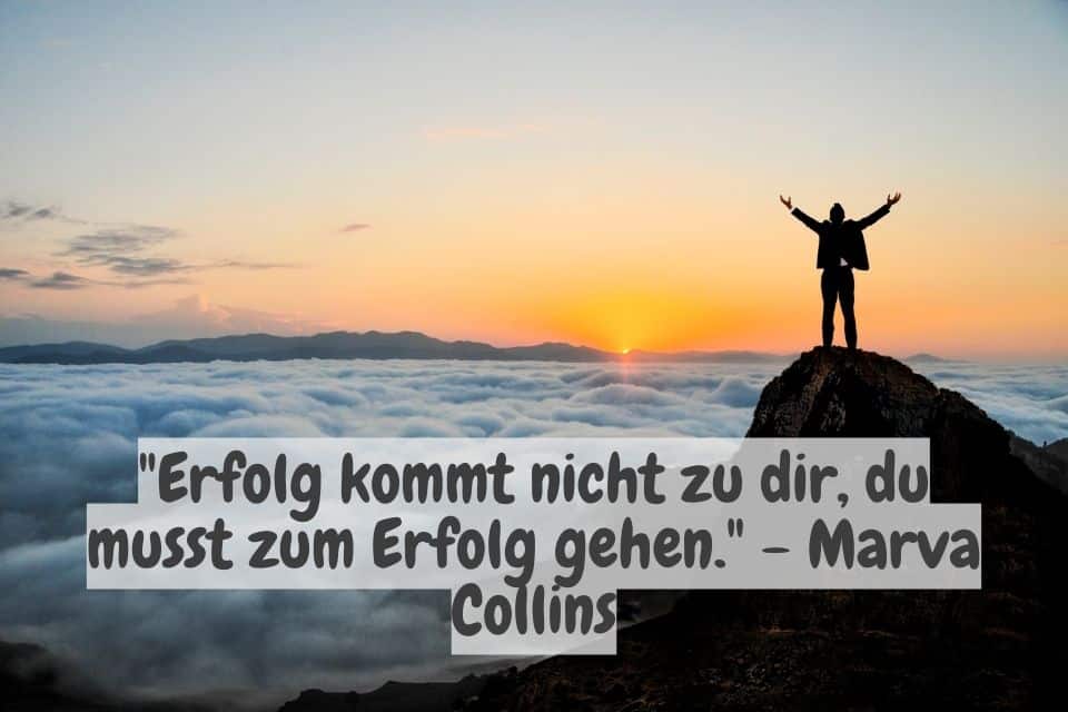 Mann über dem Nebelmeer streckt die Arme in die Höhe. Zitat: "Erfolg kommt nicht zu dir, du musst zum Erfolg gehen." - Marva Collins