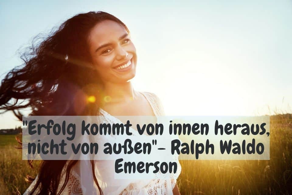 Glückliche Frau und Zitat: "Erfolg kommt von innen heraus, nicht von außen"- Ralph Waldo Emerson