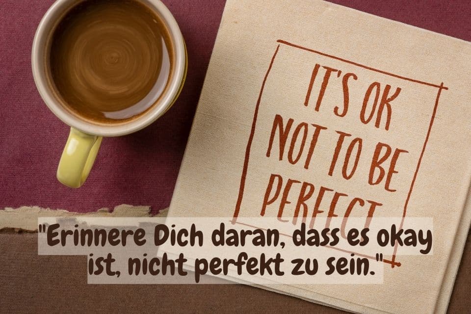 Kaffee und Erinnerungsspruch: "Erinnere Dich daran, dass es okay ist, nicht perfekt zu sein."